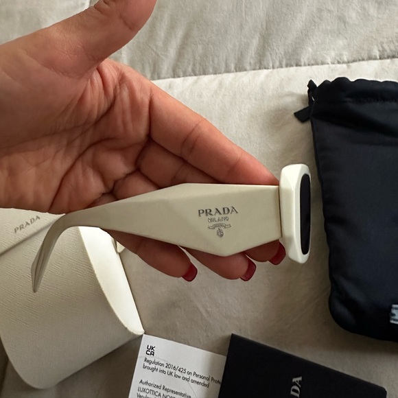 SALE SUMMER 🔊⚡️☀️🏝️
Prada rectangular sunglasses white, 100% Authentic - Picture 3 of 7